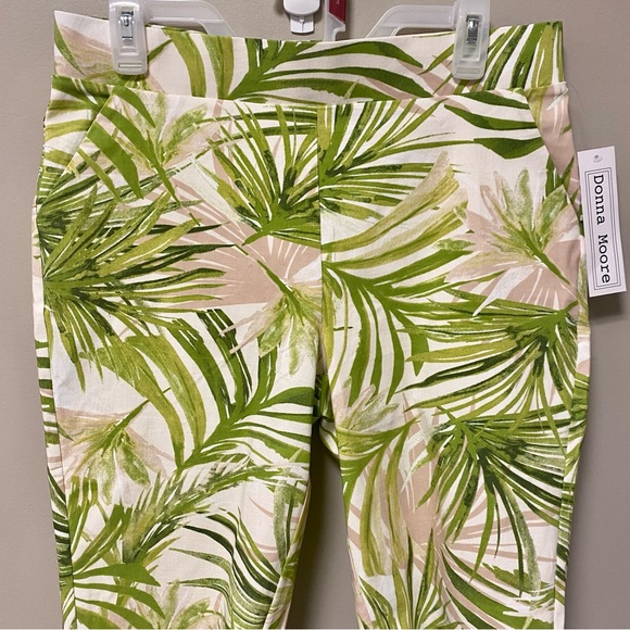 Donna Moore Shorts Sz L Green Tropical Print NWT - Picture 2 of 6